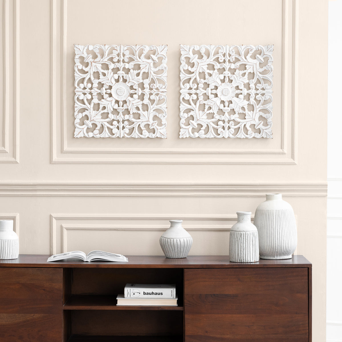 Bianci Medallion Hand Carved - White