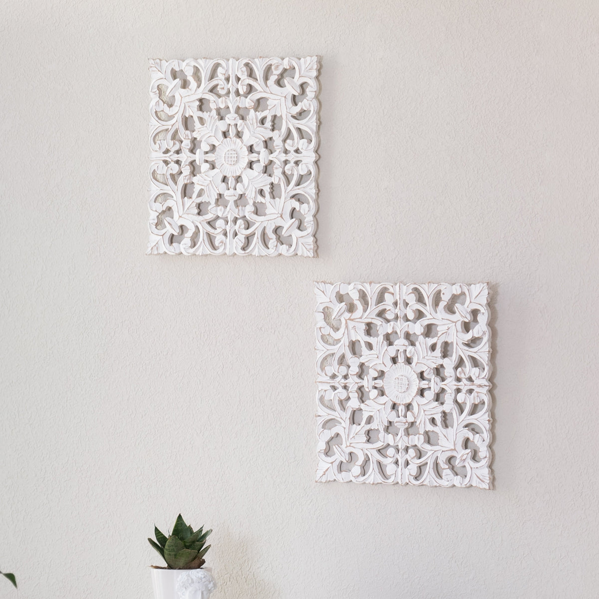 Bianci Medallion Hand Carved - White
